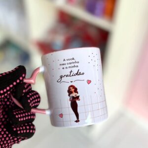 CANECA COM ALÇA DE CORAÇÃO PERSONALIZADA