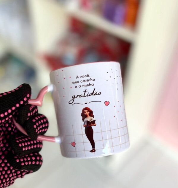 CANECA COM ALÇA DE CORAÇÃO PERSONALIZADA